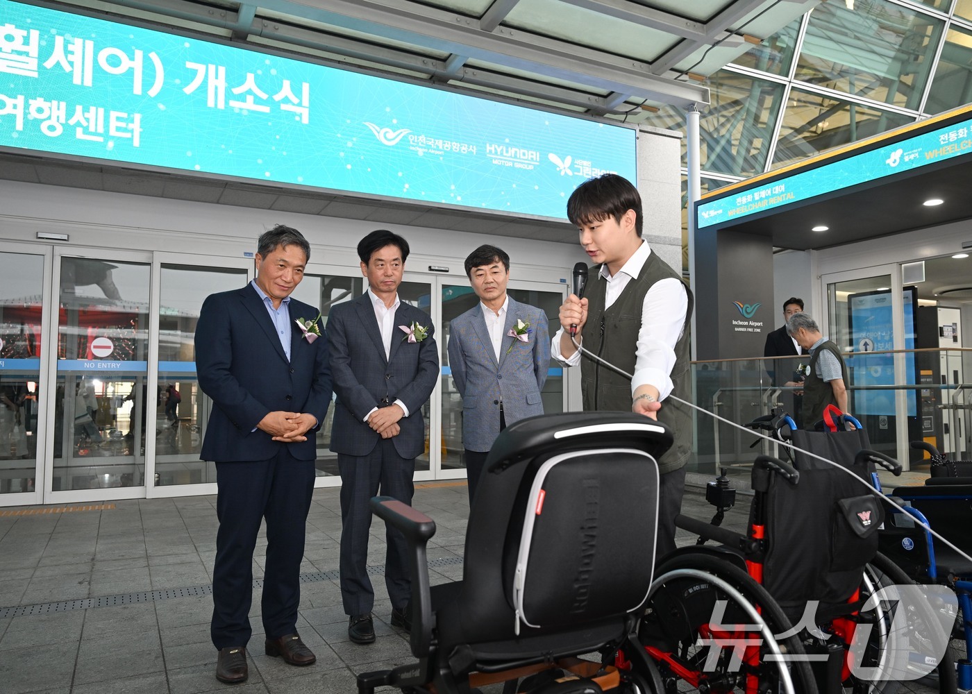 (서울=뉴스1) = 이항수 현대차그룹 부사장이 16일 인천국제공항 제1여객터미널에서 열린 '인천공항 교통약자 전동화 휠체어 대여소 개소식'에 참석해 이학재 인천국제공항공사 사장, …