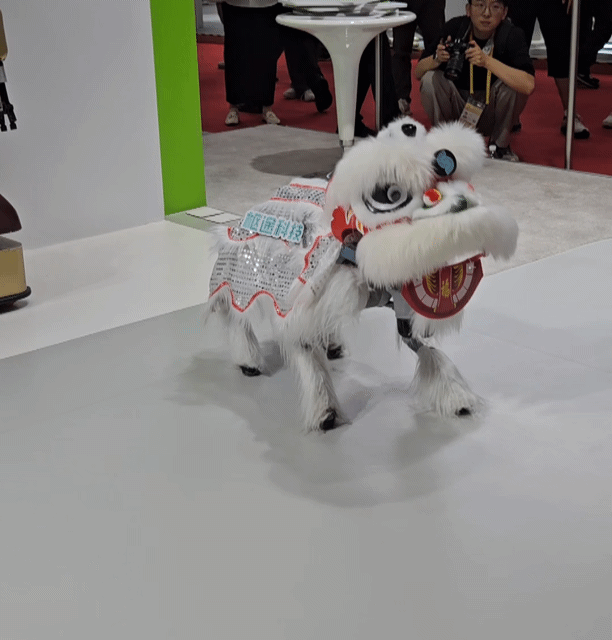 본문 이미지 - 중국 전통 사자탈을 쓴 수투과기 제작의 로봇개 모습