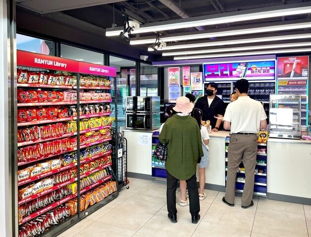 "K드라마에서 봤지?"…한강으로 뛰어드는 라면들