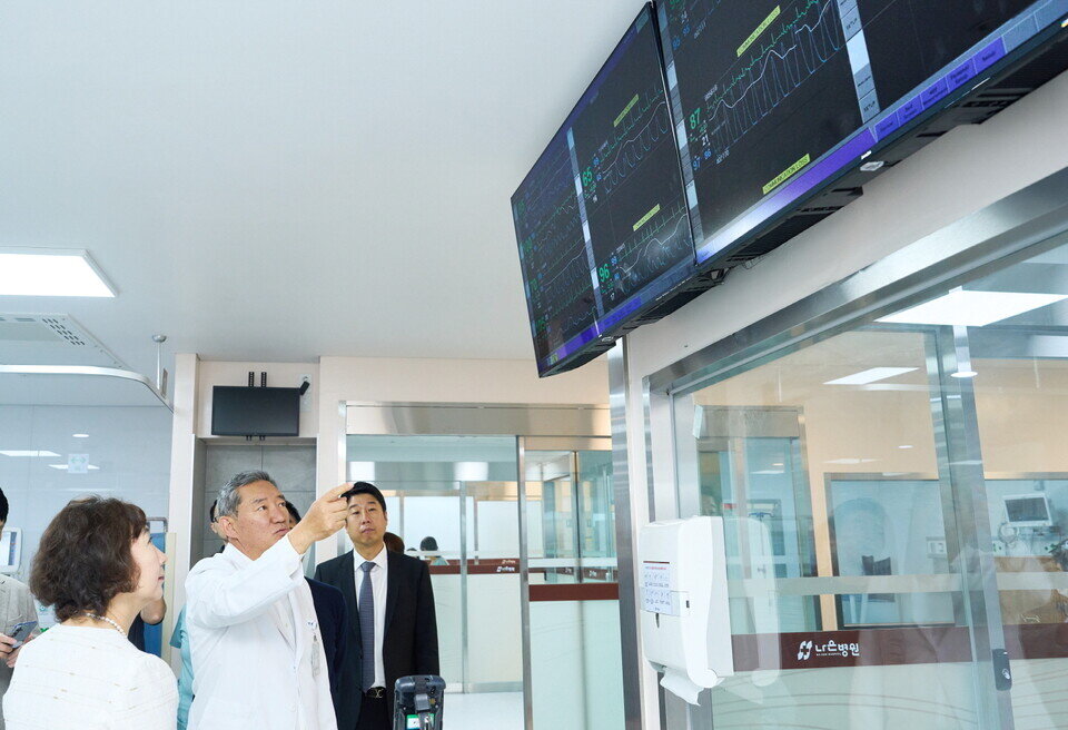 본문 이미지 - 하헌영 인천나은병원장(왼쪽 두 번째)이 병동에 설치돼 있는 씽크 모니터를 살펴보고 있다. (대웅제약 제공) 