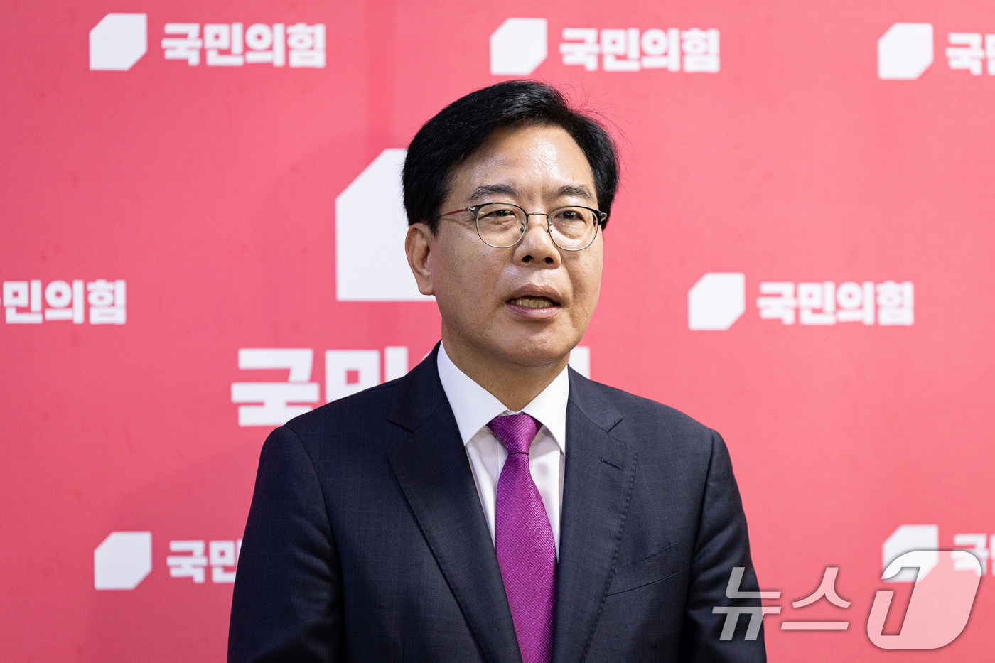 (서울=뉴스1) 유승관 기자 = 송언석 국민의힘 비상대책위원장 겸 원내대표가 16일 서울 여의도 국회에서 취재진과 만나 혁신위가 발표한 인적쇄신안에 대해 입장을 밝히고 있다.이날 …