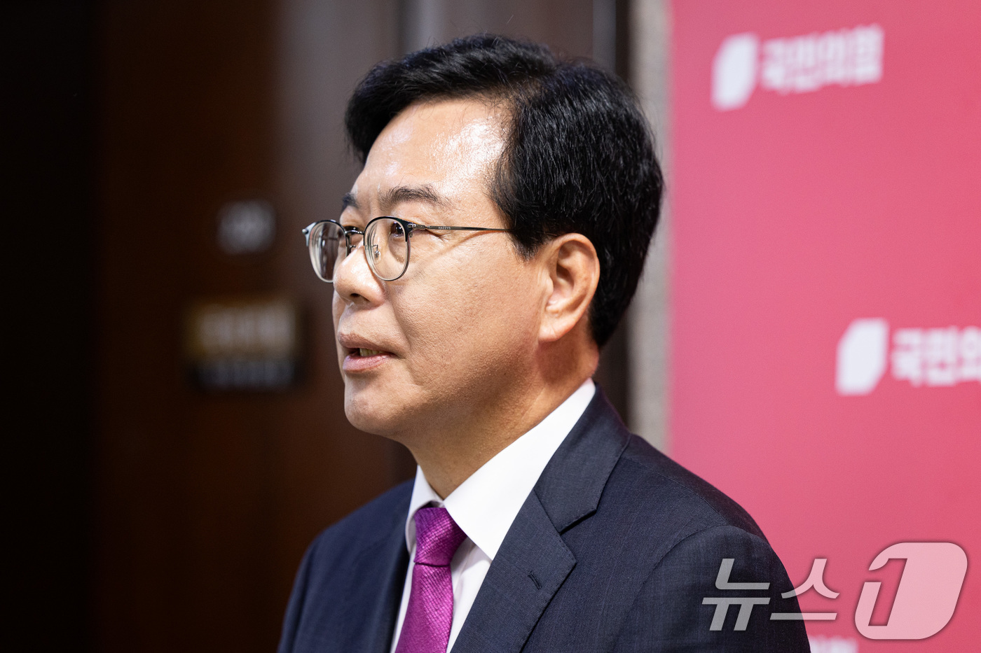 (서울=뉴스1) 유승관 기자 = 송언석 국민의힘 비상대책위원장 겸 원내대표가 16일 서울 여의도 국회에서 취재진과 만나 혁신위가 발표한 인적쇄신안에 대해 입장을 밝히고 있다.이날 …