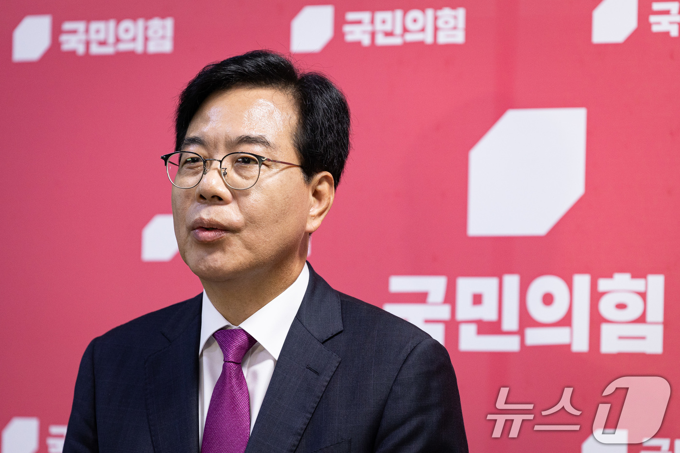 (서울=뉴스1) 유승관 기자 = 송언석 국민의힘 비상대책위원장 겸 원내대표가 16일 서울 여의도 국회에서 취재진과 만나 혁신위가 발표한 인적쇄신안에 대해 입장을 밝히고 있다.이날 …