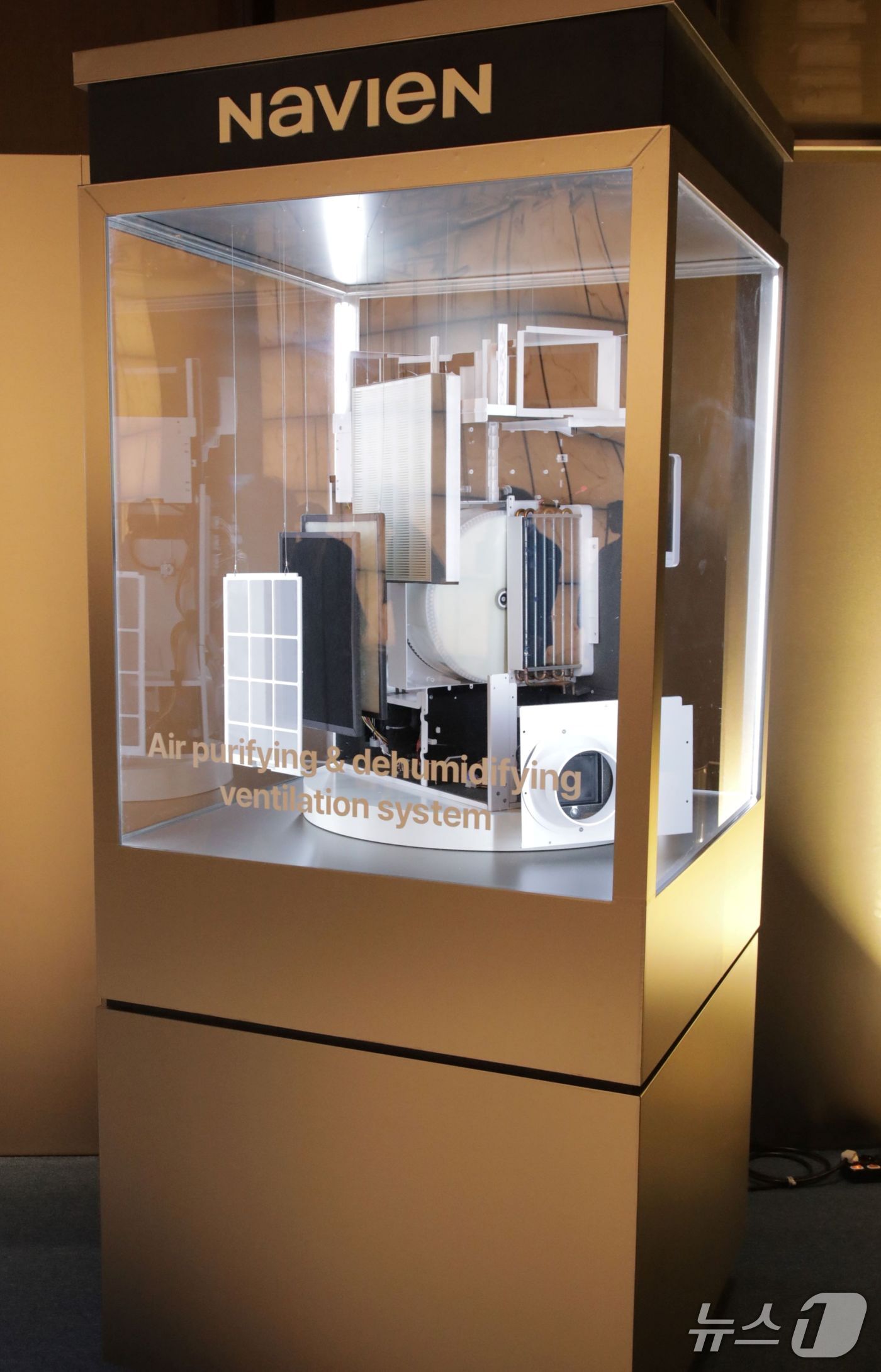 본문 이미지 - 나비엔 제습 환기청정기 부품 전시 모습(경동나비엔 제공)