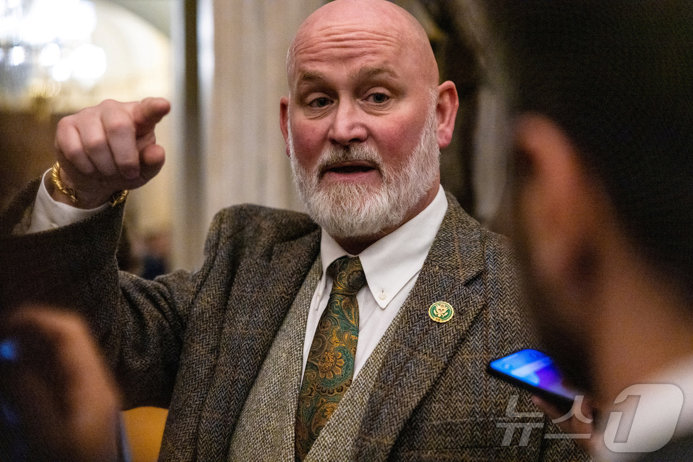 (워싱턴 로이터=뉴스1) 강민경 기자 = 대표적인 친트럼프 인사로 꼽히는 데릭 밴 오든 하원의원(공화·위스콘신)이 지난해 12월 19일 의사당에서 기자들의 질문에 답하고 있다. 2 …