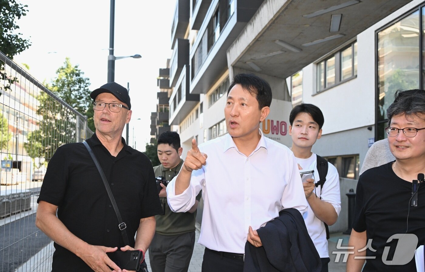 본문 이미지 - 오세훈 서울시장이 오스트리아 빈의 청년 주거단지 &#39;융에스 보넨&#39;을 둘러보고 있다.&#40;서울시 제공&#41;