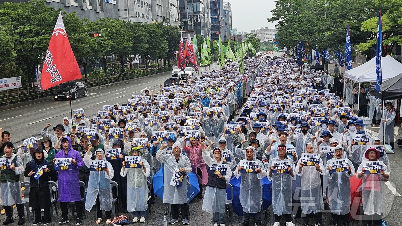 (전주=뉴스1) 신준수 기자 = 민주노총 전북본부가 16일  전주시 효자동 더불어민주당 전북도당 앞에서 열린 7월 총파업·총력투쟁대회에서 구호를 외치고 있다. 2025.7.16/뉴 …