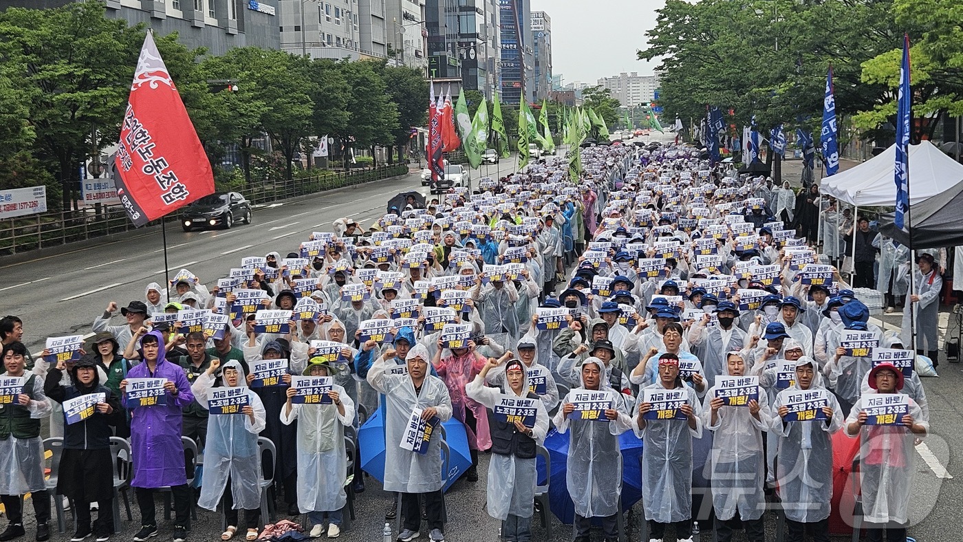 (전주=뉴스1) 신준수 기자 = 민주노총 전북본부가 16일  전주시 효자동 더불어민주당 전북도당 앞에서 열린 7월 총파업·총력투쟁대회에서 구호를 외치고 있다. 2025.7.16/뉴 …