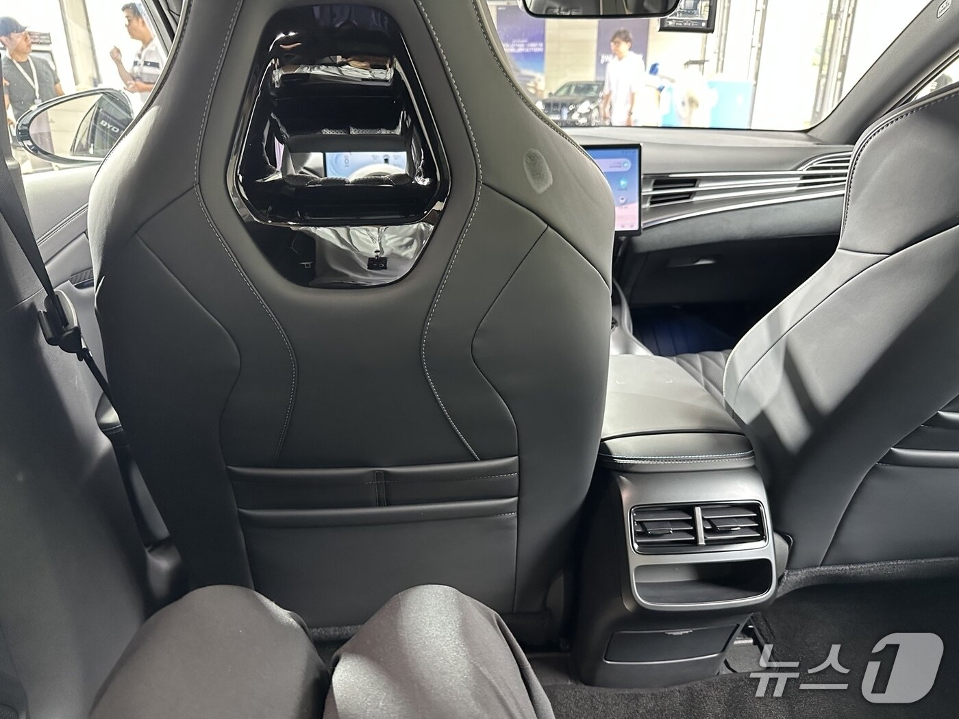 본문 이미지 -  BYD 씰 2열에 앉았을 때 레그룸.ⓒ 뉴스1 이동희 기자
