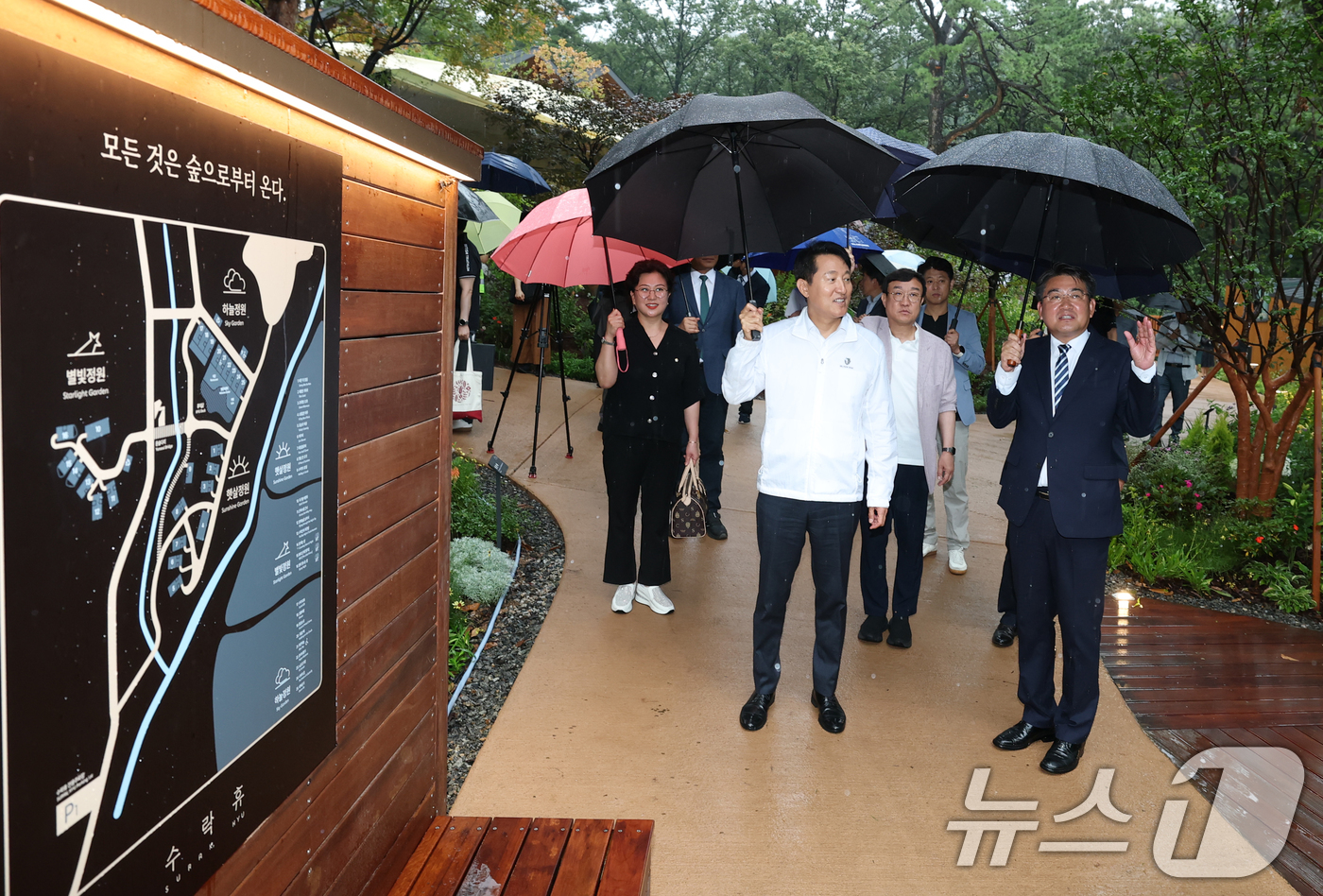 (서울=뉴스1) 권현진 기자 = 오세훈 서울시장과 오승록 노원 구청장(오른쪽)이 16일 오후 노원구 수락산 동막골 자연휴양림에서 열린 ‘수락 휴’ 개장식에 참석해 경관을 둘러보고 …