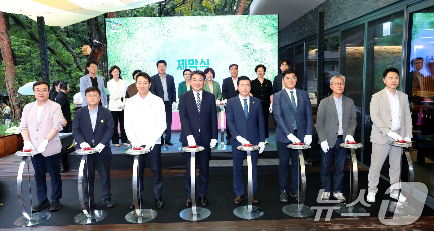 (서울=뉴스1) 권현진 기자 = 김성환 환경부 장관 후보자(왼쪽 첫번째줄 두번째)와 오세훈 서울시장 오승록 노원 구청장 등이 16일 오후 노원구 수락산 동막골 자연휴양림에서 열린 …