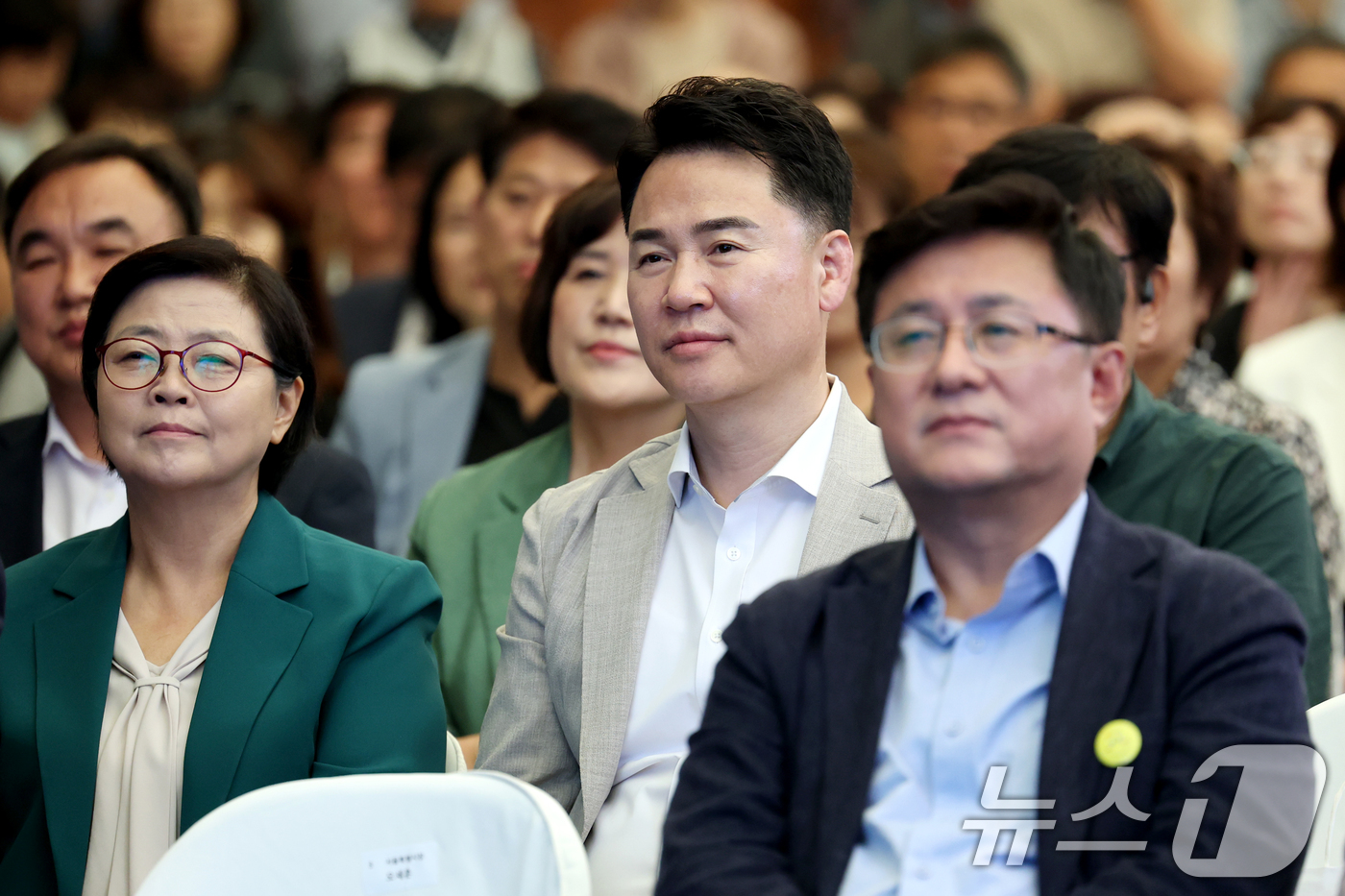 (서울=뉴스1) 권현진 기자 = 오언석 도봉 구청장이 16일 오후 노원구 수락산 동막골 자연휴양림에서 열린 ‘수락 휴’ 개장식에 참석해 의자에 앉아 있다. 2025.7.16/뉴스1 …