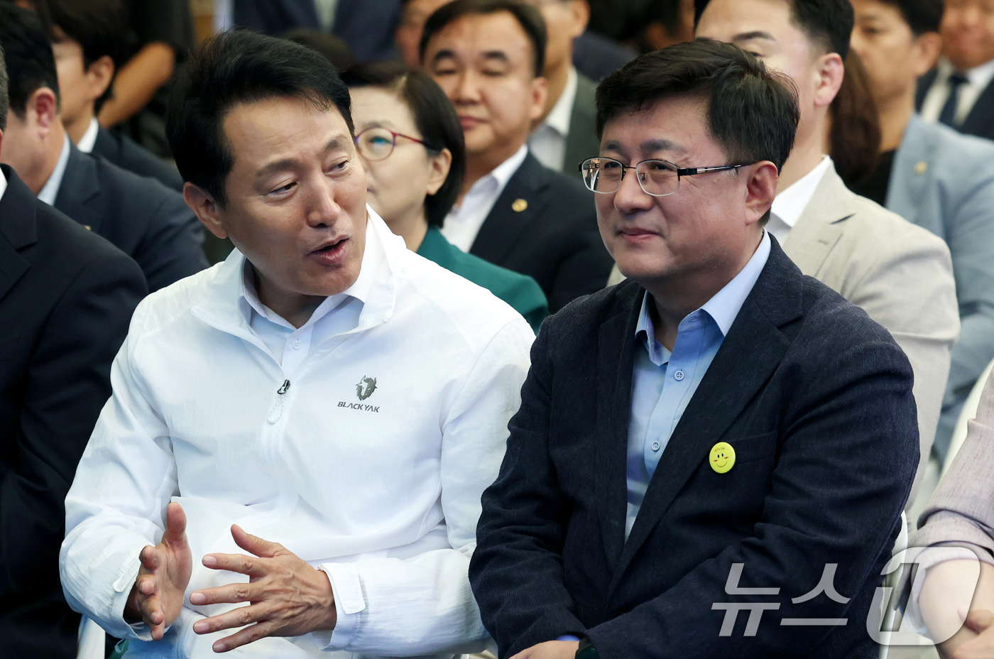 (서울=뉴스1) 권현진 기자 = 오세훈 서울시장(왼쪽)과 김성환 환경부 장관후보자가 16일 오후 노원구 수락산 동막골 자연휴양림에서 열린 ‘수락 휴’ 개장식에 참석해 대화를 나누고 …