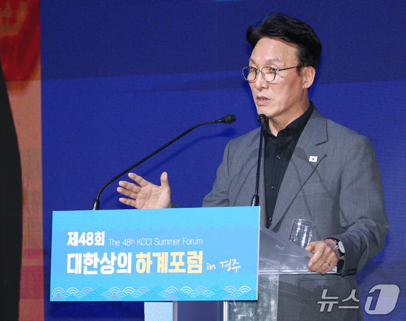 본문 이미지 -  김민석 국무총리가 16일 경상북도 경주에서 열린 제48회 하계포럼에서 기조연설을 하고 있다. &#40;사진제공 = 대한상공회의소&#41;