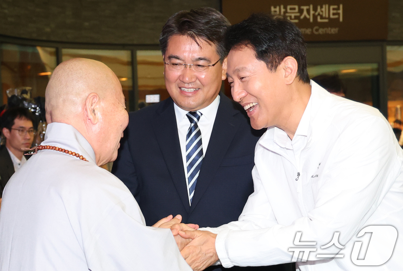 (서울=뉴스1) 권현진 기자 = 오세훈 서울 시장(오른쪽)이 16일 오후 노원구 수락산 동막골 자연휴양림에서 열린 ‘수락 휴’ 개장식에 참석해 스님과 인사를 나누고 있다. 2025 …