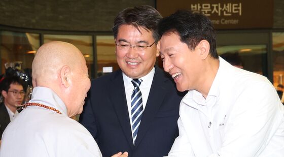 스님과 인사 나누는 오세훈 서울 시장