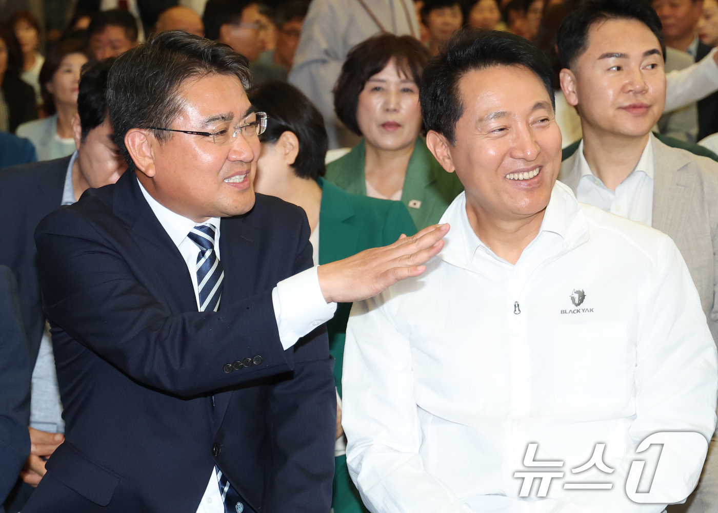 (서울=뉴스1) 권현진 기자 = 오세훈 서울시장과 오승록 구청장이 16일 오후 노원구 수락산 동막골 자연휴양림에서 열린 ‘수락 휴’ 개장식에 참석해 대화를 나누고 있다. 2025. …