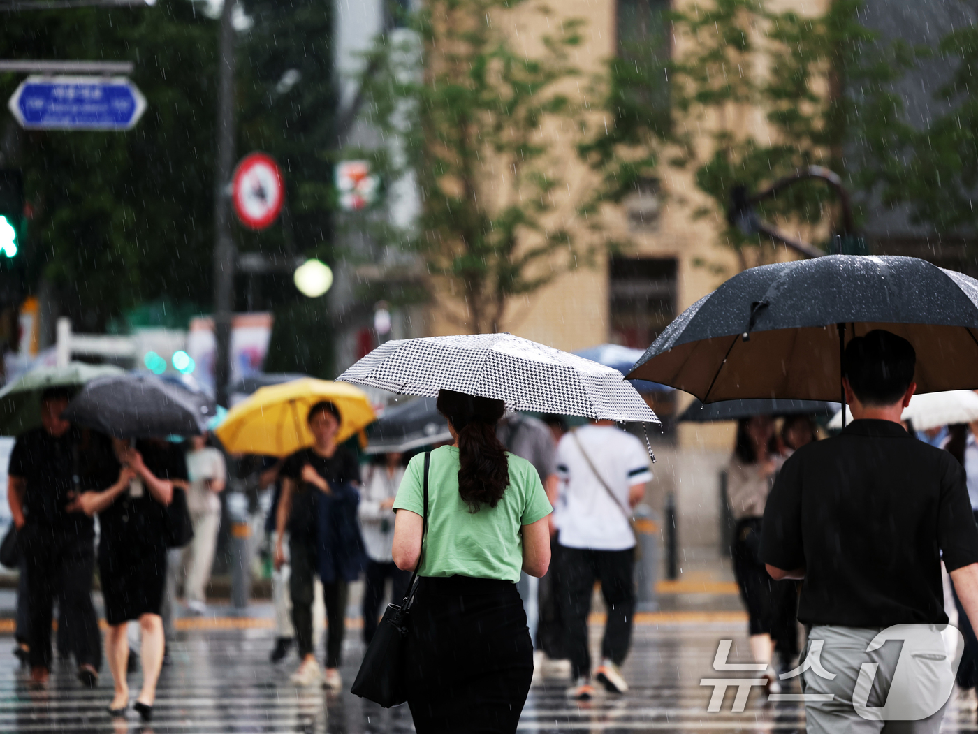 (서울=뉴스1) 황기선 기자 = 비가 내린 16일 오후 서울 종로구 광화문광장에서 우산을 쓴 시민들이 퇴근길 발걸음을 재촉하고 있다. 2025.7.16/뉴스1