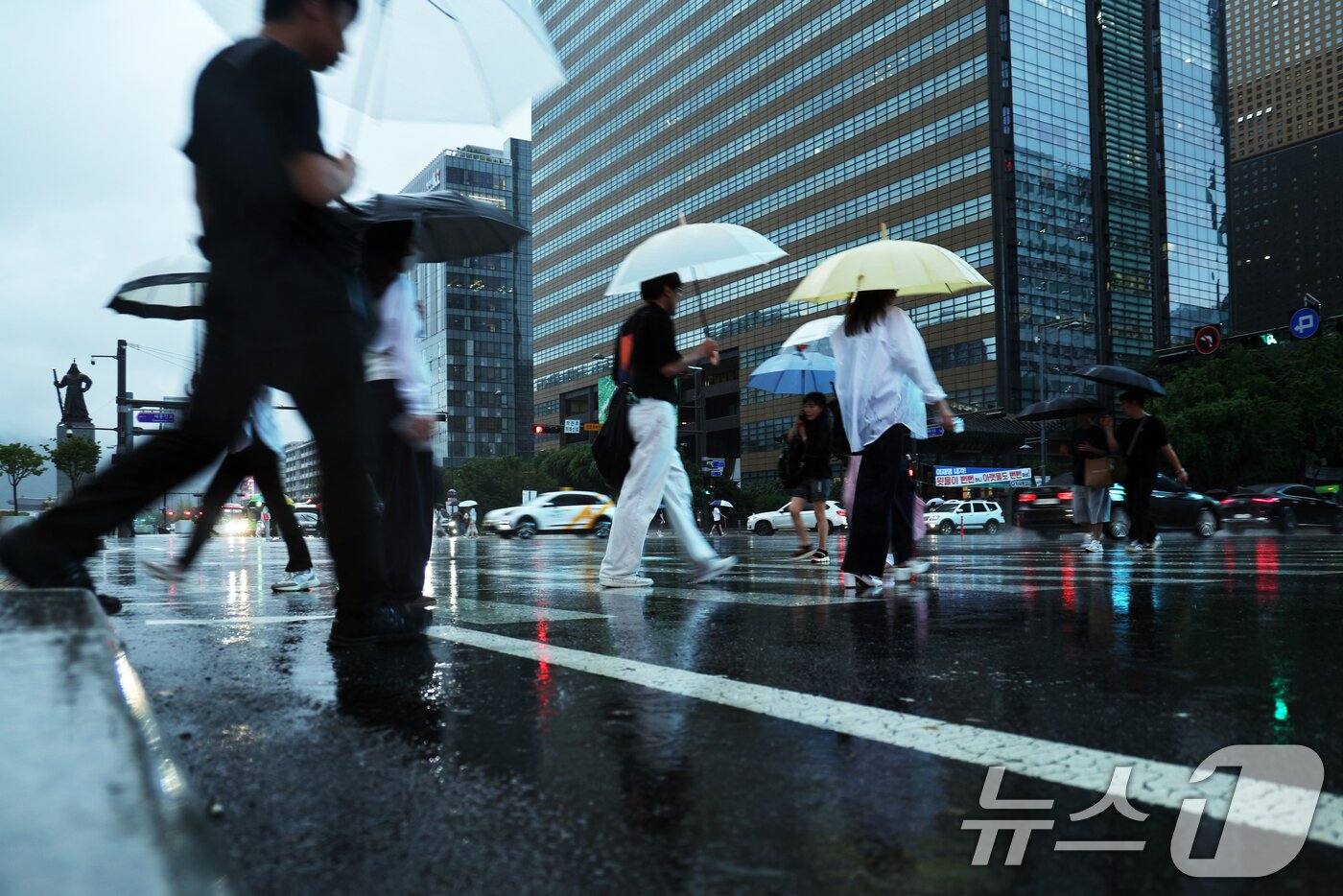 본문 이미지 - 비가 내린 16일 오후 서울 종로구 광화문광장에서 우산을 쓴 시민들이 퇴근길 발걸음을 재촉하고 있다. 2025.7.16/뉴스1 ⓒ News1 황기선 기자