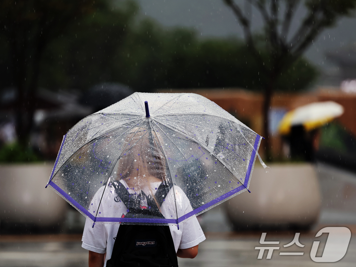 (서울=뉴스1) 황기선 기자 = 비가 내린 16일 오후 서울 종로구 광화문광장에서 우산을 쓴 시민들이 퇴근길 발걸음을 재촉하고 있다. 2025.7.16/뉴스1