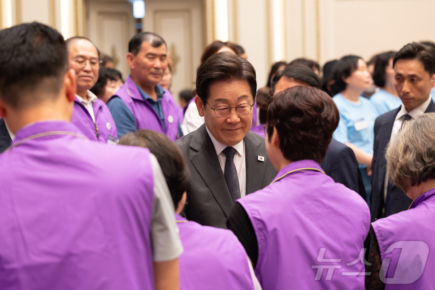 (서울=뉴스1) 이재명 기자 = 이재명 대통령이 16일 청와대 영빈관에서 열린 ‘기억과 위로, 치유의 대화’ 사회적 참사 유가족 간담회에서 유가족들과 인사를 나누고 있다. (대통령 …