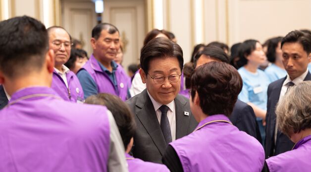 사회적 참사 유가족과 인사하는 이재명 대통령