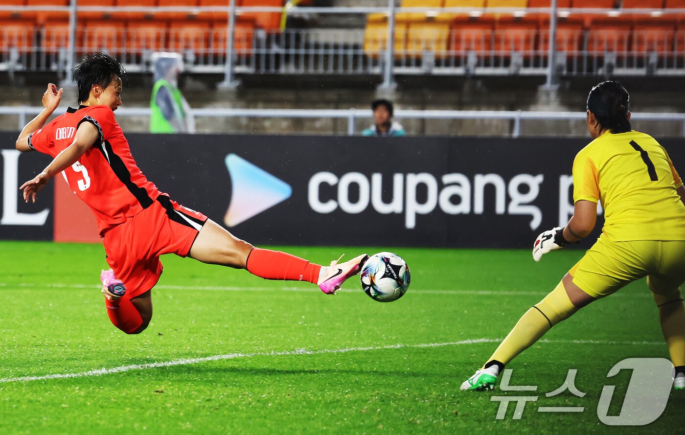 본문 이미지 - 16일 오후 경기 수원시 팔달구 수원월드컵경기장에서 열린 2025 동아시아축구연맹&#40;EAFF&#41; E-1 챔피언십 여자부 대한민국과 대만의 경기, 전반전 대한민국 정다빈이 슛하고 있다. 2025.7.16/뉴스1 ⓒ News1 장수영 기자