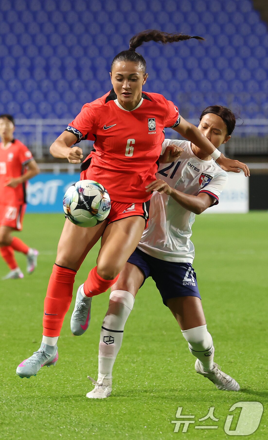 본문 이미지 - 16일 오후 경기 수원시 팔달구 수원월드컵경기장에서 열린 2025 동아시아축구연맹&#40;EAFF&#41; E-1 챔피언십 여자부 대한민국과 대만의 경기, 전반전 대한민국 케이시 페어가 돌파하고 있다. 2025.7.16/뉴스1 ⓒ News1 장수영 기자