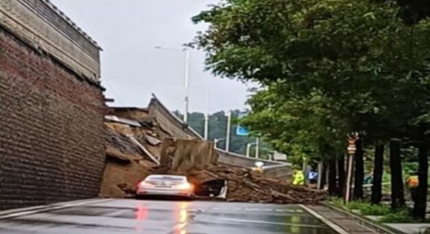 [속보] 오산 가장교차로 고가도로 옹벽 붕괴…차량 2대 파손