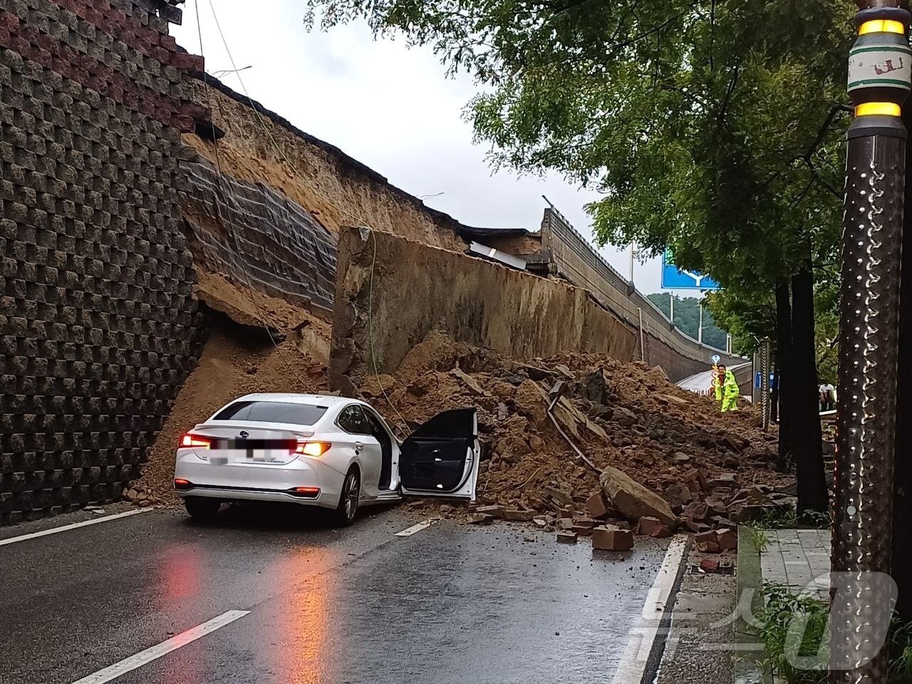 본문 이미지 - 16일 경기 오산 가장교차로 고가도로 옹벽이 폭우로 인해 붕괴, 차량 2대가 깔리는 사고가 발생했다. 사진은 이날 사고 현장의 모습. &#40;경기도소방재난본부 제공. 재판매 및 DB 금지&#41; 2025.7.16/뉴스1
