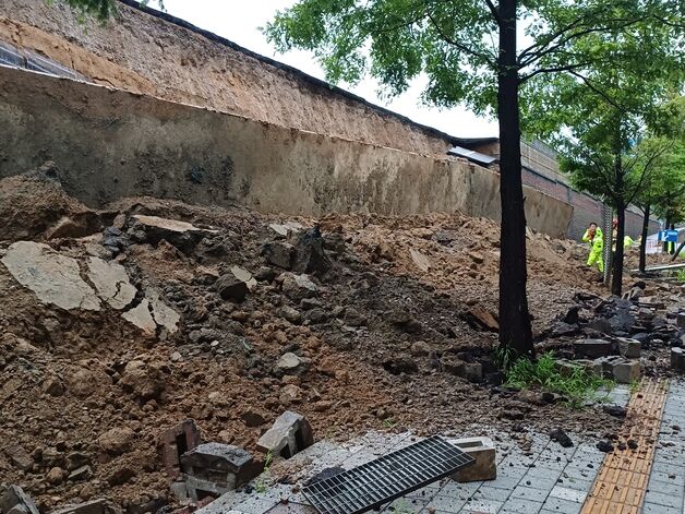 오산 가장교차로 옹벽 붕괴, 차량 2대 덮쳐…"인명 고립 가능성"(상보)