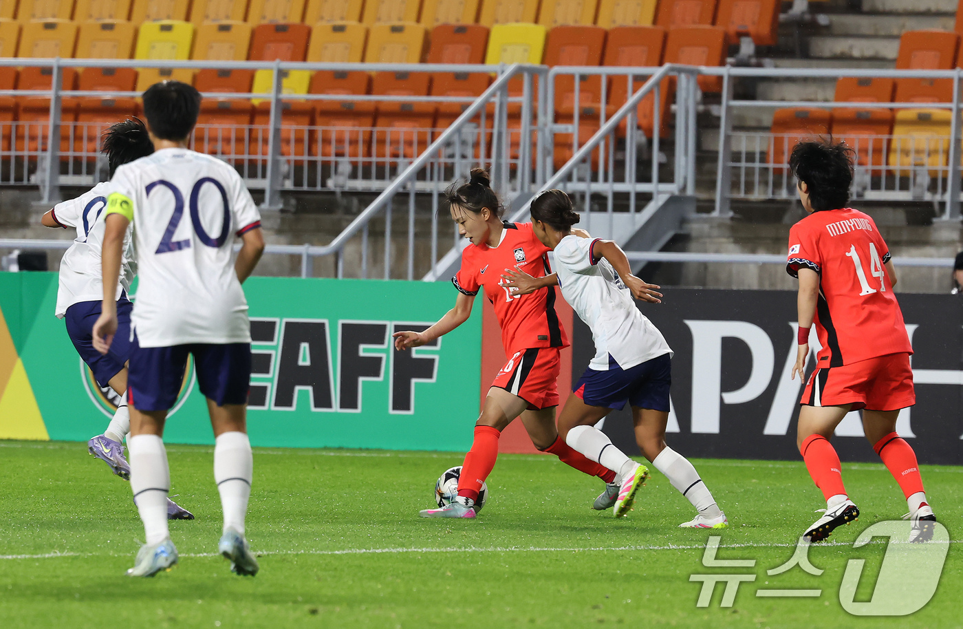 (수원=뉴스1) 장수영 기자 = 16일 오후 경기 수원시 팔달구 수원월드컵경기장에서 열린 2025 동아시아축구연맹(EAFF) E-1 챔피언십 여자부 대한민국과 대만의 경기, 전반전 …