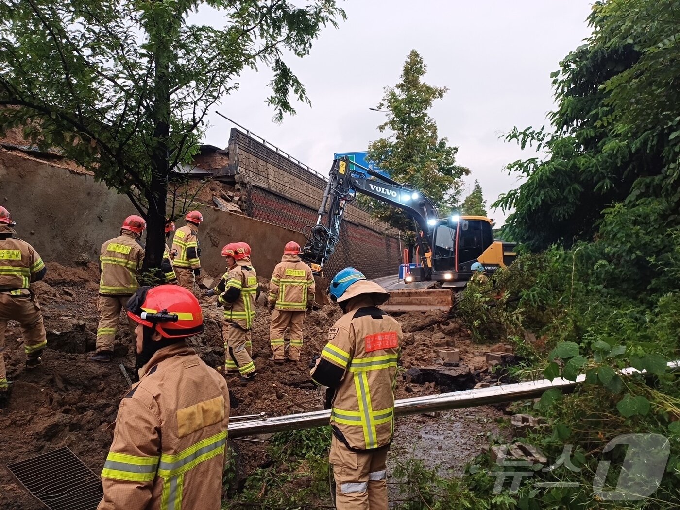 본문 이미지 - 16일 경기 오산 가장교차로 고가도로 옹벽이 폭우로 인해 붕괴, 차량 2대가 깔리는 사고가 발생했다. 현재까지 인명 피해 여부는 정확히 확인되지 않고 있다. 사진은 이날 사고 현장에서 소방대원이 구조작업을 하는 모습. &#40;경기도소방재난본부 제공. 재판매 및 DB 금지&#41; 2025.7.16/뉴스1