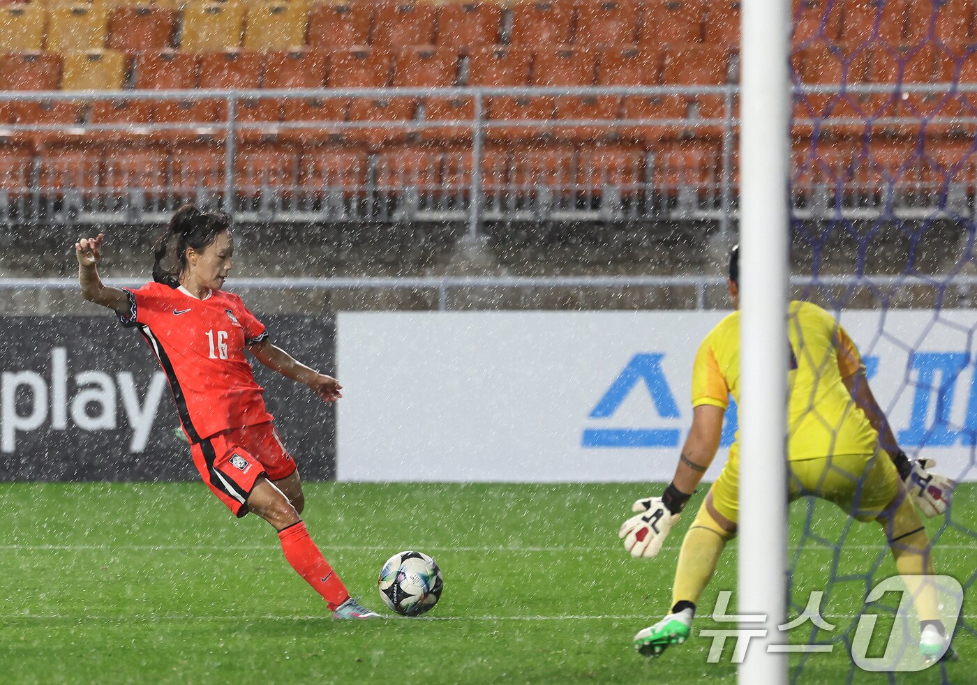 본문 이미지 - 16일 오후 경기 수원시 팔달구 수원월드컵경기장에서 열린 2025 동아시아축구연맹&#40;EAFF&#41; E-1 챔피언십 여자부 대한민국과 대만의 경기, 전반전 대한민국 장슬기가 슛하고 있다. 2025.7.16/뉴스1 ⓒ News1 장수영 기자