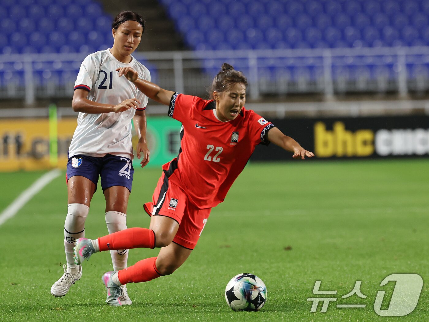 본문 이미지 - 16일 오후 경기 수원시 팔달구 수원월드컵경기장에서 열린 2025 동아시아축구연맹&#40;EAFF&#41; E-1 챔피언십 여자부 대한민국과 대만의 경기, 전반전 대한민국 추효주가 파울을 당하고 있다. 2025.7.16/뉴스1 ⓒ News1 장수영 기자