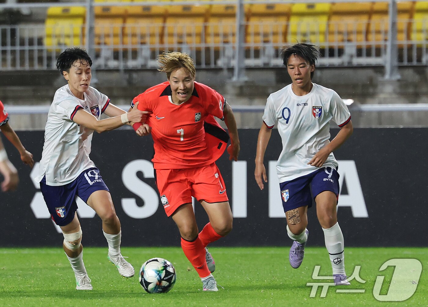본문 이미지 - 16일 오후 경기 수원시 팔달구 수원월드컵경기장에서 열린 2025 동아시아축구연맹&#40;EAFF&#41; E-1 챔피언십 여자부 대한민국과 대만의 경기, 전반전 대한민국 이금민이 돌파하고 있다. 2025.7.16/뉴스1 ⓒ News1 장수영 기자
