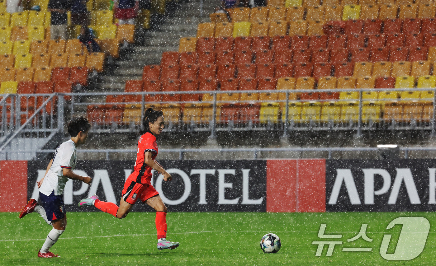 (수원=뉴스1) 장수영 기자 = 16일 오후 경기 수원시 팔달구 수원월드컵경기장에서 열린 2025 동아시아축구연맹(EAFF) E-1 챔피언십 여자부 대한민국과 대만의 경기, 전반전 …