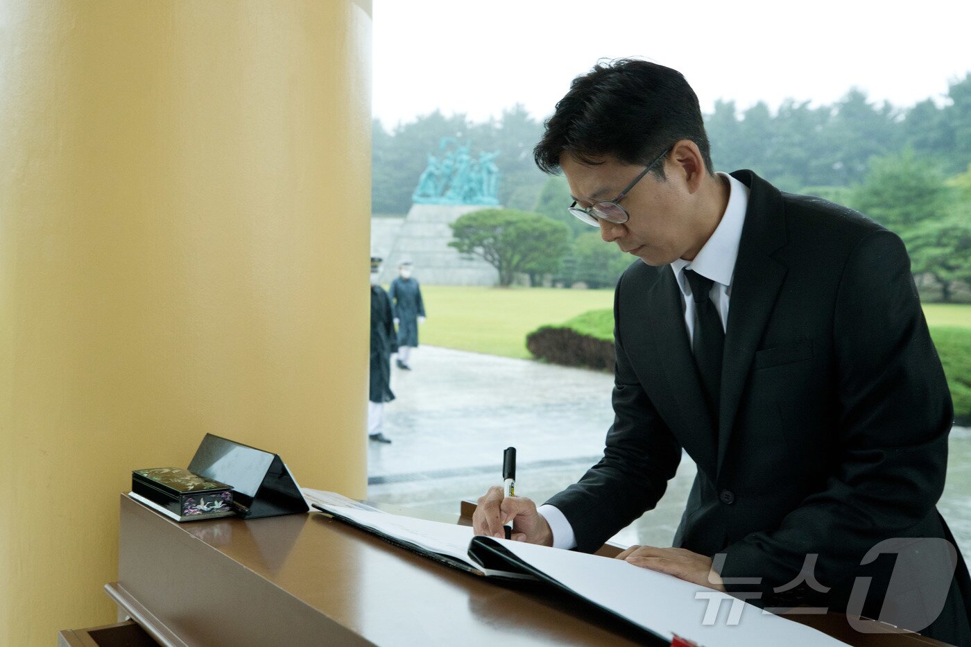 본문 이미지 - 배경훈 과학기술정보통신부 장관이 16일 오후 대전광역시 유성구 국립대전현충원에서 현충탑에서 참배 후 방명록을 작성하고 있다. (과기부 제공. 재판매 및 DB 금지) 2025.7.16/뉴스1