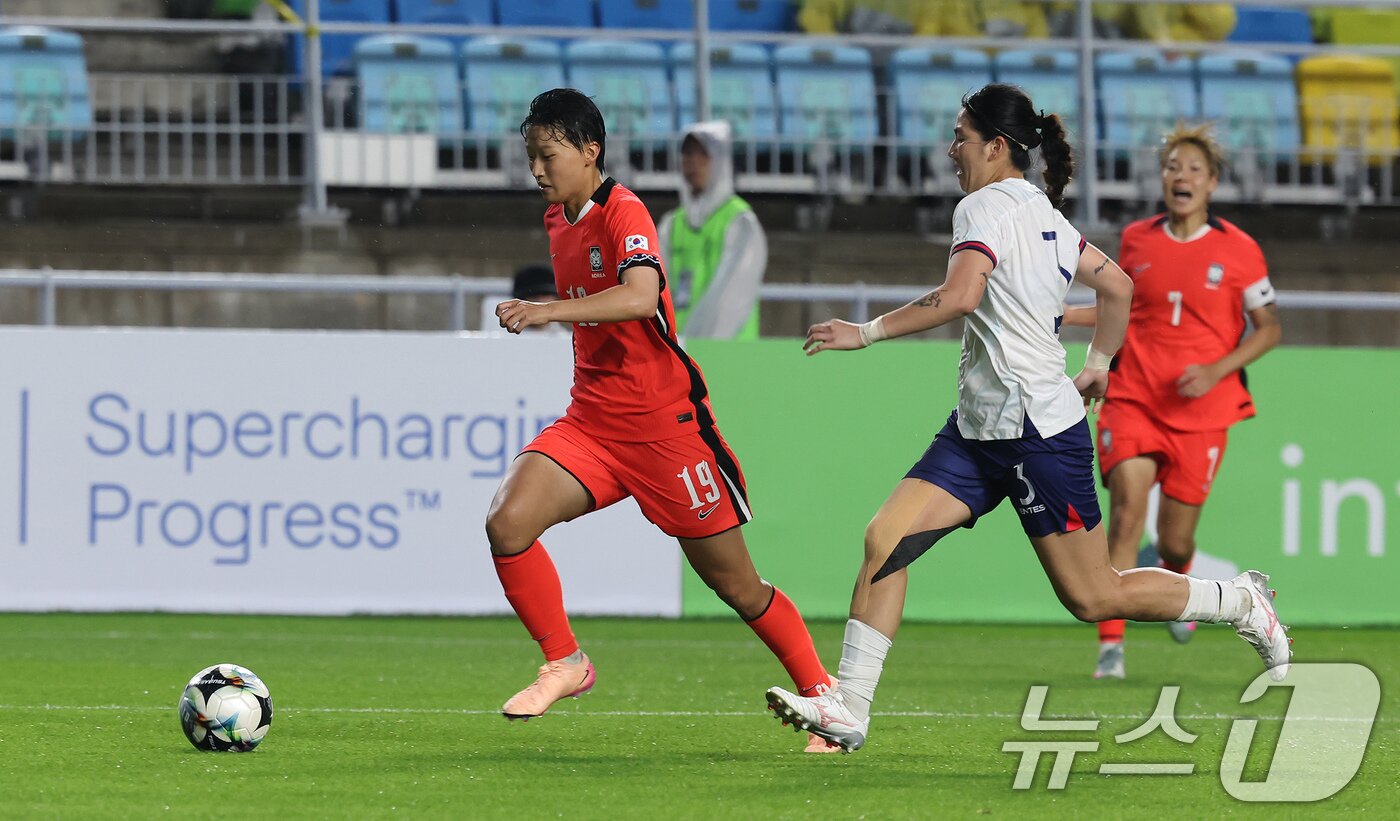 본문 이미지 - 16일 오후 경기 수원시 팔달구 수원월드컵경기장에서 열린 2025 동아시아축구연맹&#40;EAFF&#41; E-1 챔피언십 여자부 대한민국과 대만의 경기, 후반전 대한민국 정다빈이 돌파하고 있다. 2025.7.16/뉴스1 ⓒ News1 장수영 기자