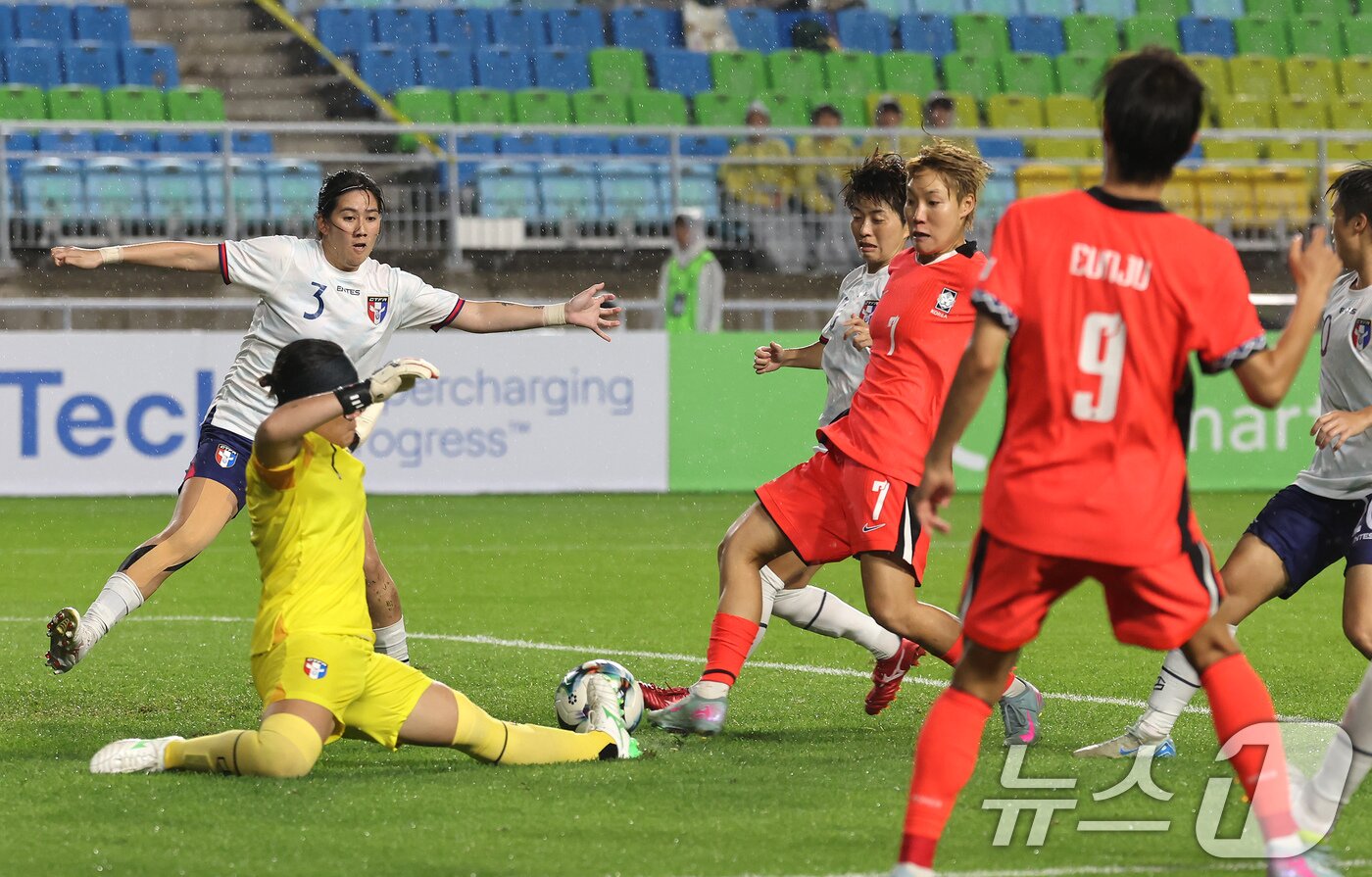 본문 이미지 - 16일 오후 경기 수원시 팔달구 수원월드컵경기장에서 열린 2025 동아시아축구연맹&#40;EAFF&#41; E-1 챔피언십 여자부 대한민국과 대만의 경기, 후반전 대한민국 이금민이 슛하고 있다. 2025.7.16/뉴스1 ⓒ News1 장수영 기자