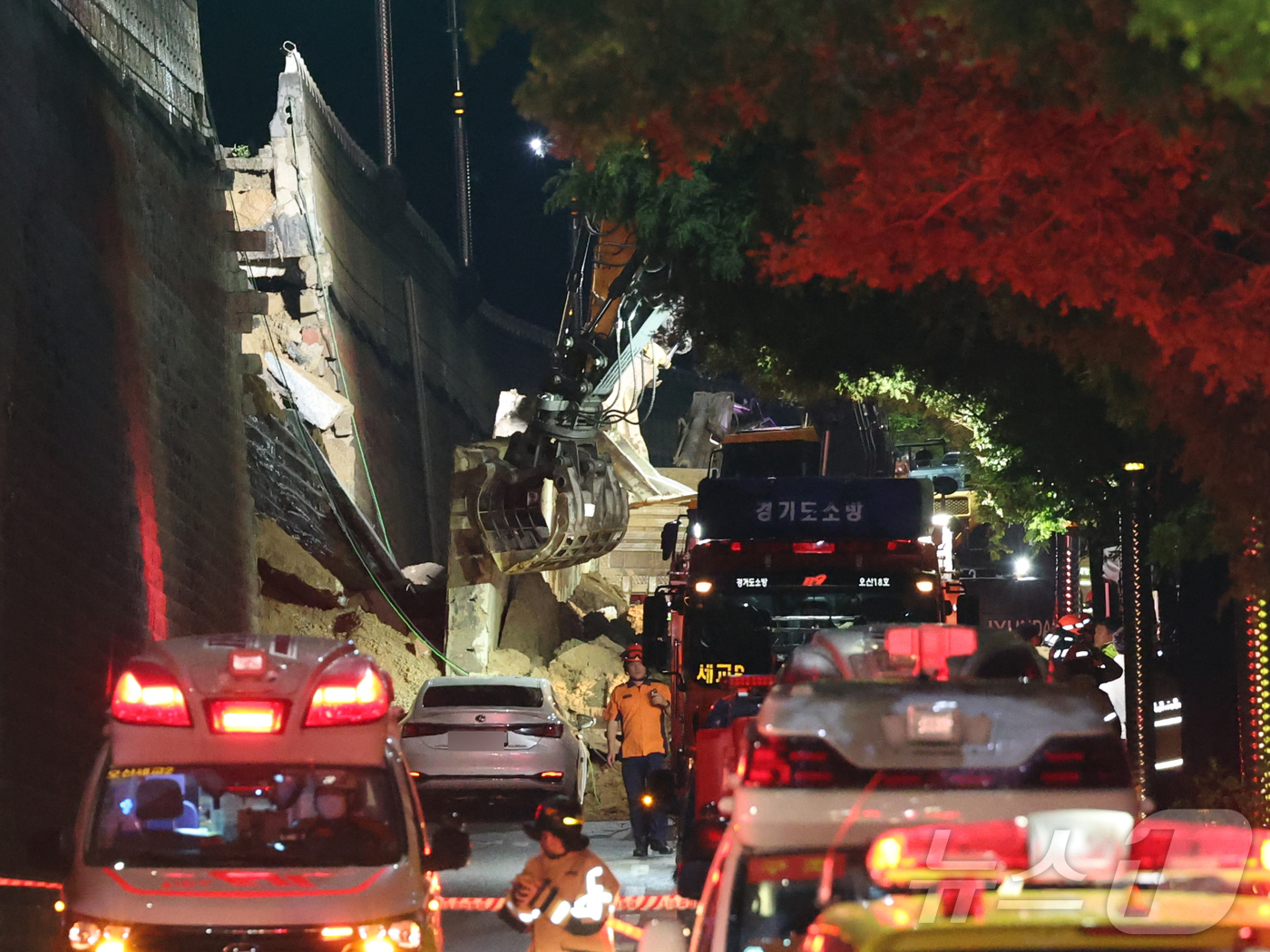 (오산=뉴스1) 김영운 기자 = 16일 오후 경기 오산시 가장교차로 고가도로 옹벽이 무너져 소방관들이 매몰된 차량을 구출하고 있다. 2025.7.16/뉴스1