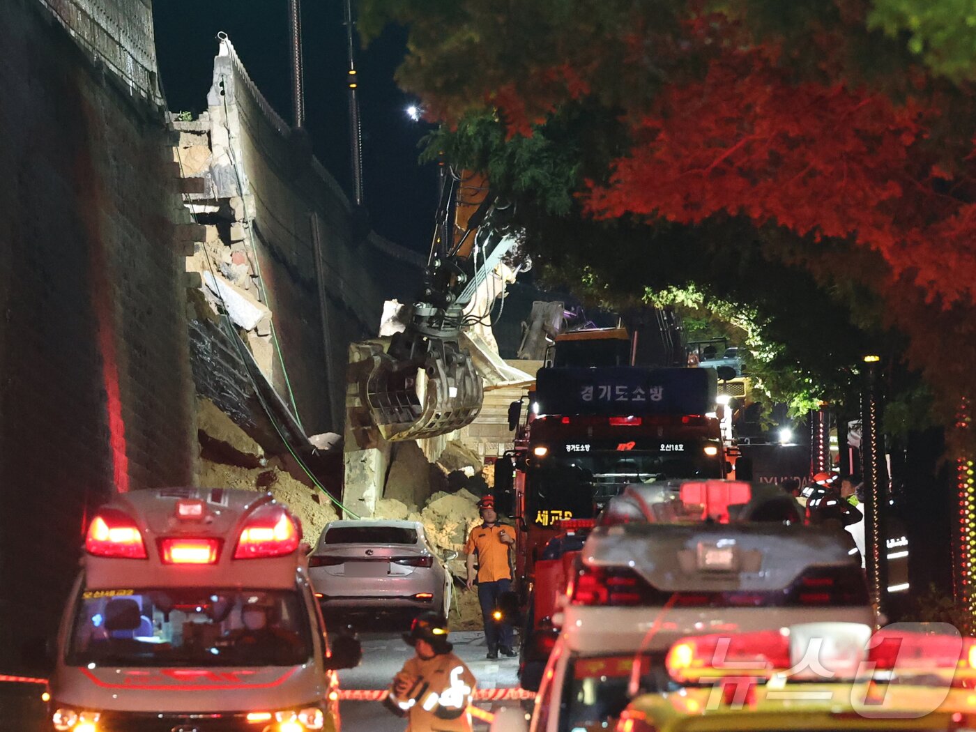 본문 이미지 - 16일 오후 경기 오산시 가장교차로 고가도로 옹벽이 무너져 소방관들이 매몰된 차량을 구출하고 있다. 2025.7.16/뉴스1 ⓒ News1 김영운 기자