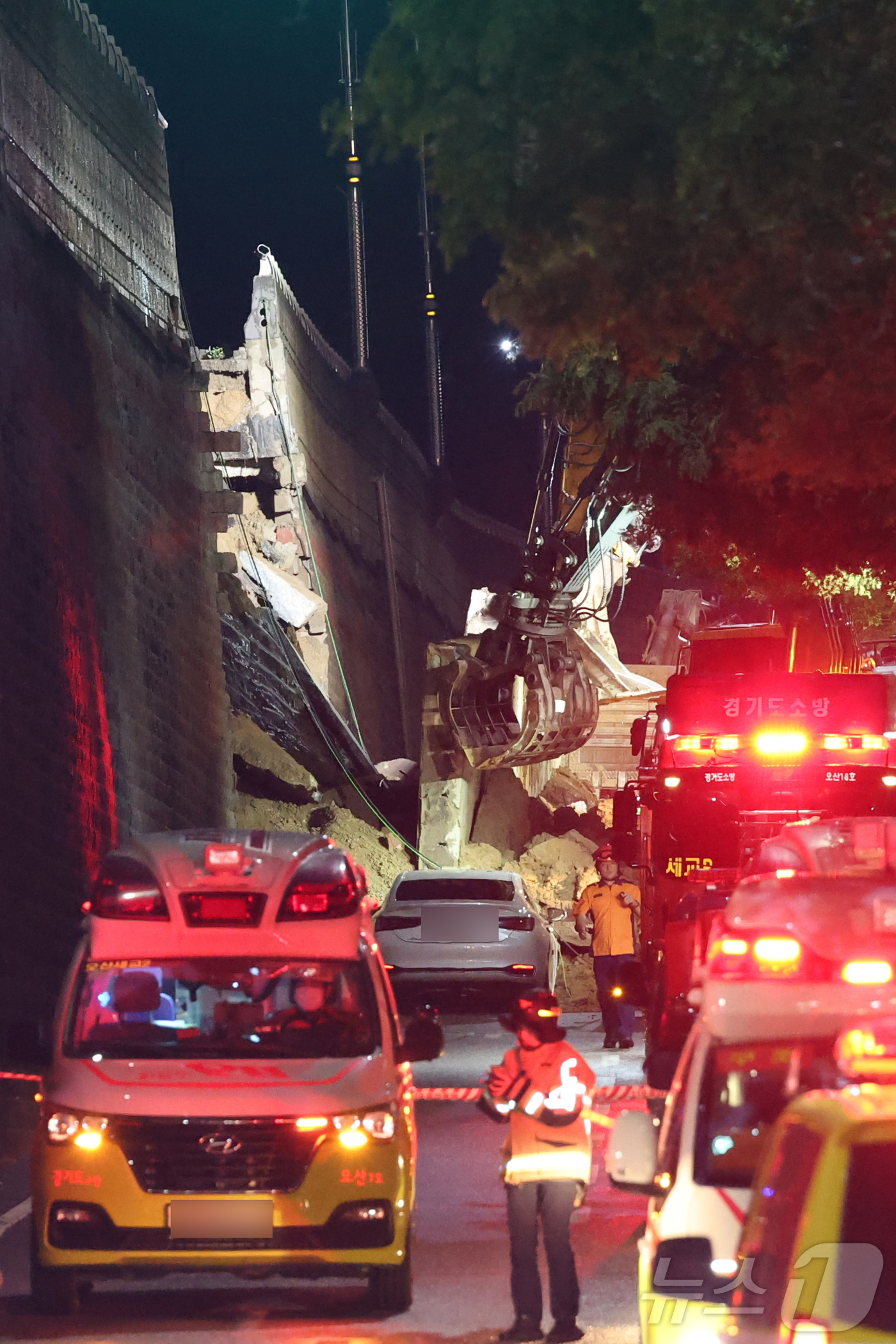 (오산=뉴스1) 김영운 기자 = 16일 오후 경기 오산시 가장교차로 고가도로 옹벽이 무너져 소방관들이 매몰된 차량을 구출하고 있다. 2025.7.16/뉴스1