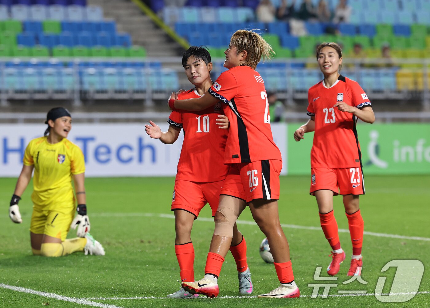 본문 이미지 - 16일 오후 경기 수원시 팔달구 수원월드컵경기장에서 열린 2025 동아시아축구연맹(EAFF) E-1 챔피언십 여자부 대한민국과 대만의 경기, 후반전 대한민국 지소연이 페널티킥으로 선제골을 넣은 뒤 동료들과 기뻐하고 있다. 2025.7.16/뉴스1 ⓒ News1 장수영 기자