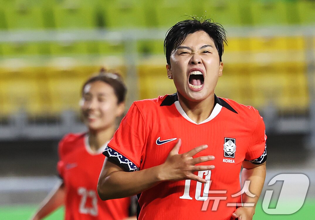 본문 이미지 - 16일 오후 경기 수원시 팔달구 수원월드컵경기장에서 열린 2025 동아시아축구연맹&#40;EAFF&#41; E-1 챔피언십 여자부 대한민국과 대만의 경기, 후반전 대한민국 지소연이 페널티킥으로 선제골을 넣은 뒤 기뻐하고 있다. 2025.7.16/뉴스1 ⓒ News1 장수영 기자