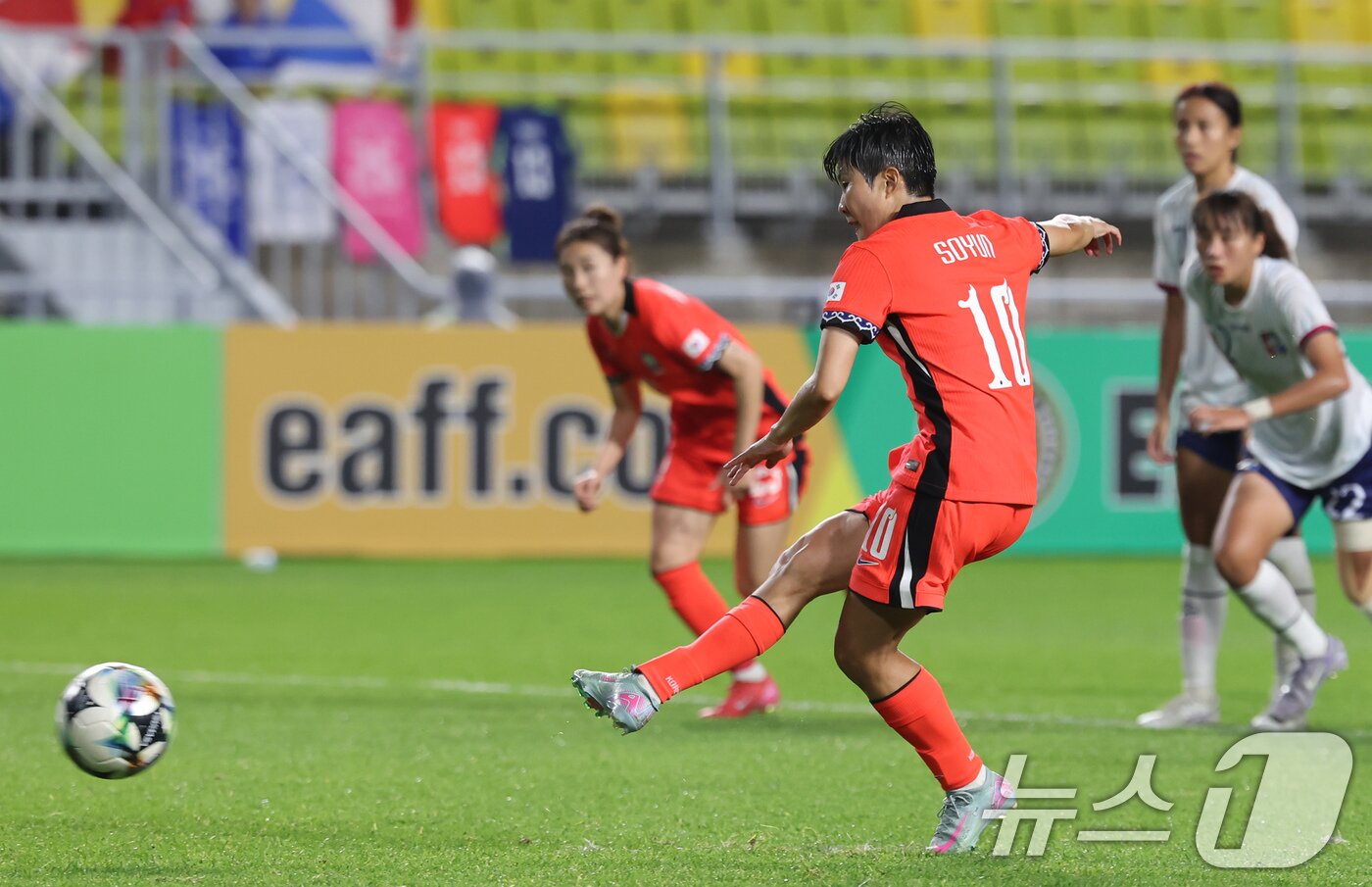 본문 이미지 - 16일 오후 경기 수원시 팔달구 수원월드컵경기장에서 열린 2025 동아시아축구연맹&#40;EAFF&#41; E-1 챔피언십 여자부 대한민국과 대만의 경기, 후반전 대한민국 지소연이 페널티킥으로 선제골을 넣고 있다. 2025.7.16/뉴스1 ⓒ News1 장수영 기자