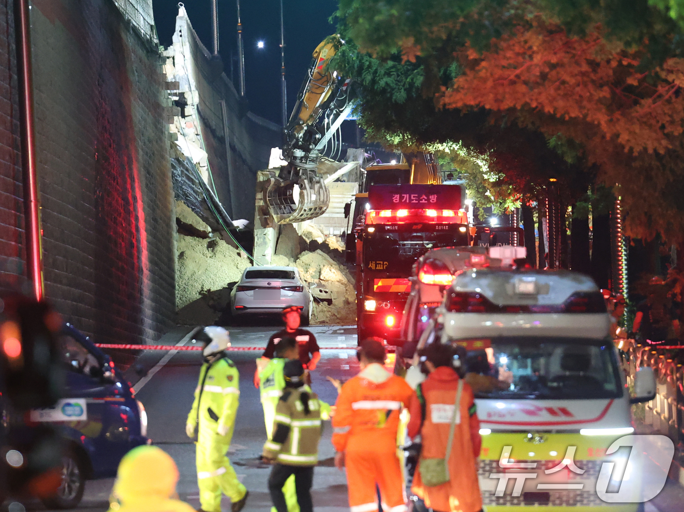 (오산=뉴스1) 김영운 기자 = 16일 오후 경기 오산시 가장교차로 고가도로 옹벽이 무너져 소방관들이 매몰된 차량구조작업을 하고 있다. 2025.7.16/뉴스1
