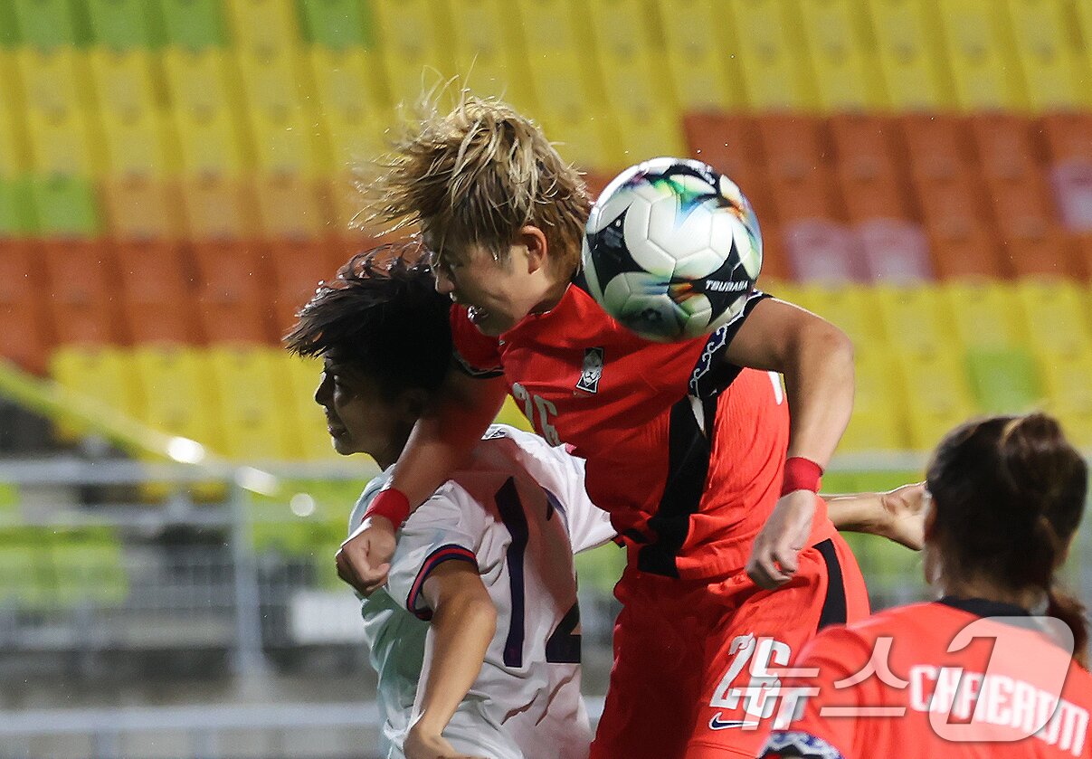 본문 이미지 - 16일 오후 경기 수원시 팔달구 수원월드컵경기장에서 열린 2025 동아시아축구연맹&#40;EAFF&#41; E-1 챔피언십 여자부 대한민국과 대만의 경기, 후반전 대한민국 이금민이 헤더를 하고 있다. 2025.7.16/뉴스1 ⓒ News1 장수영 기자
