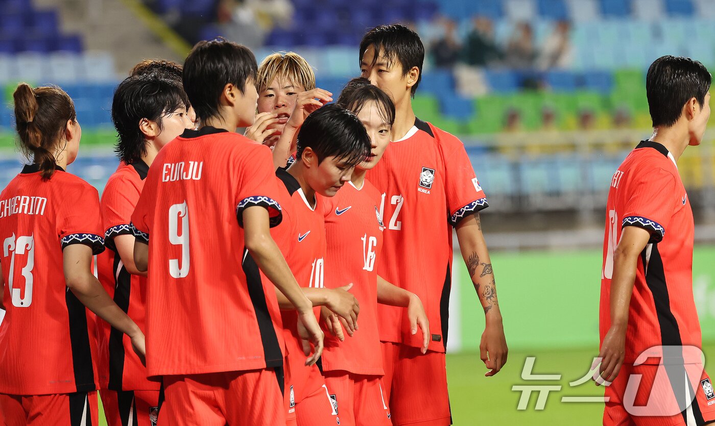 본문 이미지 - 16일 오후 경기 수원시 팔달구 수원월드컵경기장에서 열린 2025 동아시아축구연맹&#40;EAFF&#41; E-1 챔피언십 여자부 대한민국과 대만의 경기, 후반전 대한민국 지소연이 페널티킥으로 선제골을 넣은 뒤 동료들과 기뻐하고 있다. 2025.7.16/뉴스1 ⓒ News1 장수영 기자