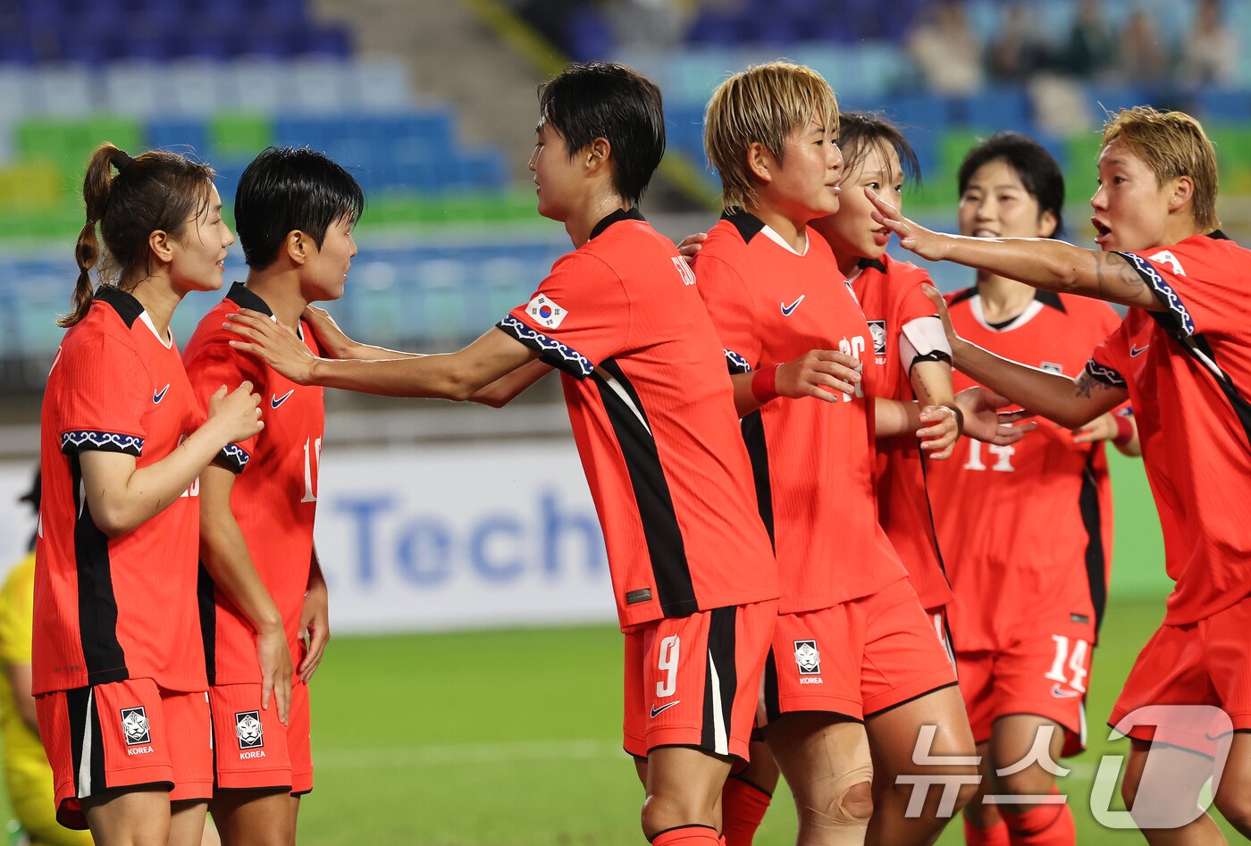 본문 이미지 - 16일 오후 경기 수원시 팔달구 수원월드컵경기장에서 열린 2025 동아시아축구연맹(EAFF) E-1 챔피언십 여자부 대한민국과 대만의 경기, 후반전 대한민국 지소연이 페널티킥으로 선제골을 넣은 뒤 동료들과 기뻐하고 있다. 2025.7.16/뉴스1 ⓒ News1 장수영 기자